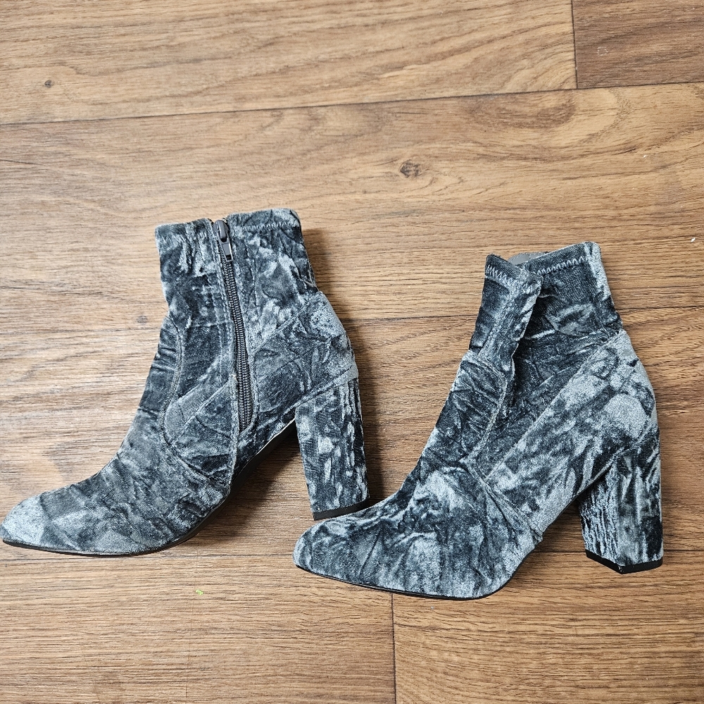 Steve Madden(Never Worn) crushed velvet silvery blue size 8. non smoke home